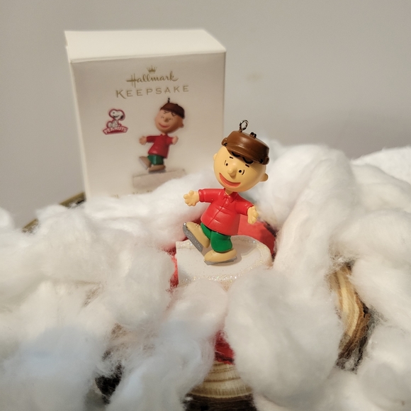 Hallmark Keepsake Charlie Brown on Ice  The Peanuts Gang - Picture 3 of 9